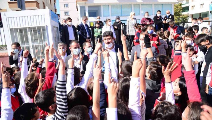 Başkan Oğuz’dan minik öğrencilere satranç takımı