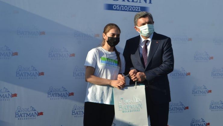 Batman Valisi Hulusi Şahin sporculara malzeme dağıttı