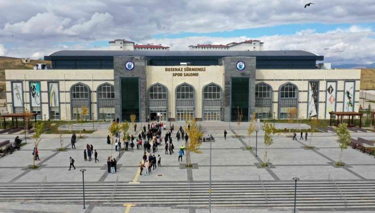 Bayburt Üniversitesi Spor Salonuna Milli Boksör Busenaz Sürmeli’nin adı verildi