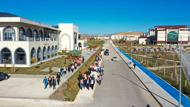 Bayburt Üniversitesinde ağaç dikimi etkinliği