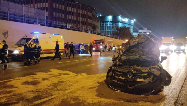 Bayrampaşa’da otomobilin çarptığı sebze yüklü kamyon devrildi: 2 yaralı