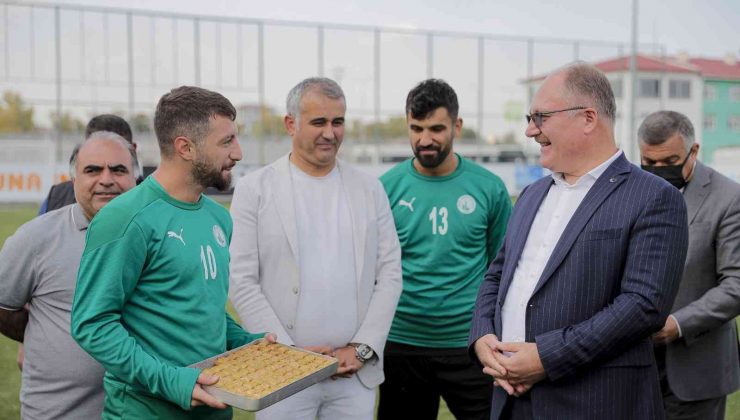 Belediye Başkanı Bilgin’den lider takıma baklava dopingi