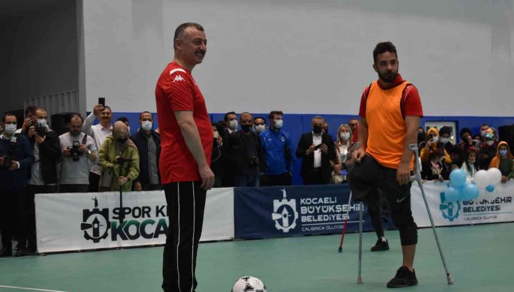 Belediye başkanı formasını giyip, Avrupa şampiyonu millilerle maç yaptı