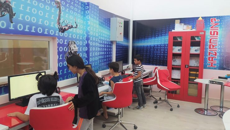 Bilgi Evi öğrencileri robotik kodlama öğreniyor