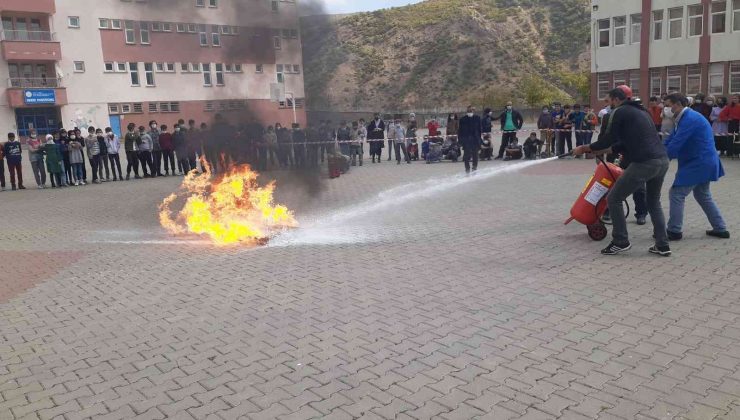 Bingöl’de öğrencilere yangın ve deprem eğitimi verildi