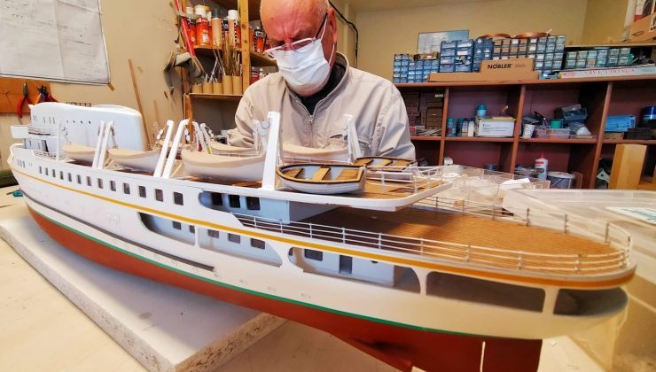 Binlerce parça kullanıp şaheser gemiler üretiyor