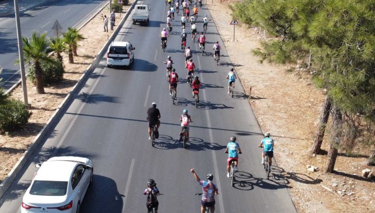 Bisiklet tutkunları caretta carettalar için pedal çevirdi