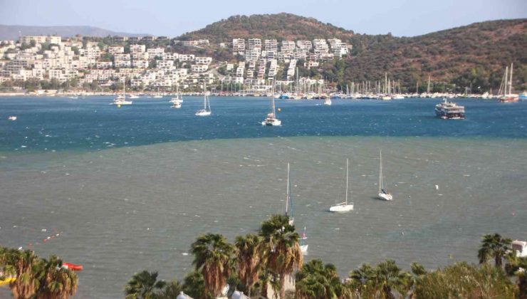 Bodrum’da denizin rengi değişti, fırtınanın hızı 70 kilometreye ulaştı