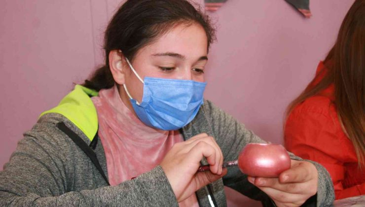 Bu merkezde kadınlar para kazanabilecekleri beceriler kazanıyor