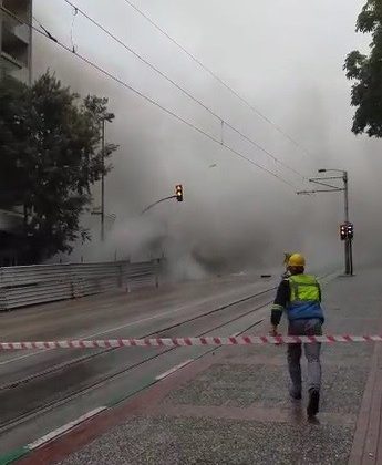 Bursa’da tarihi gölgeleyen 5 katlı bina böyle yıkıldı