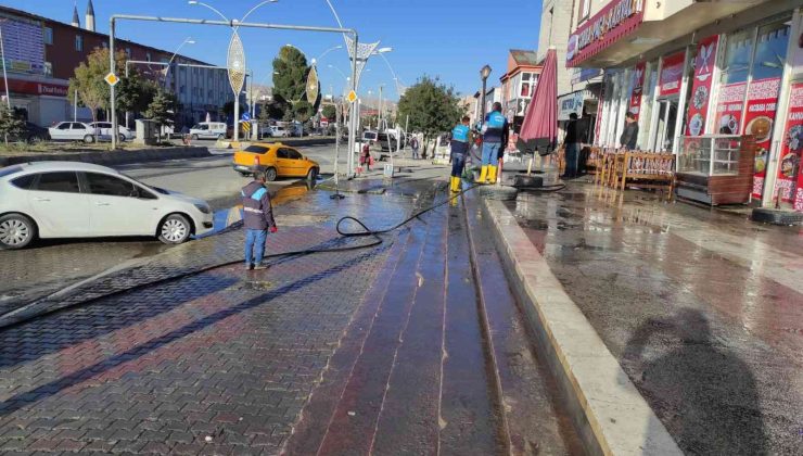 Çaldıran Belediyesi ana yolları sabunlu suyla yıkadı