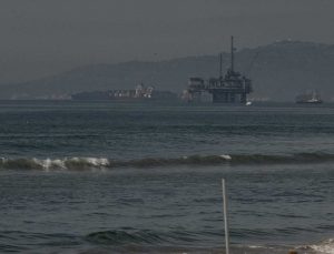 California kıyılarında petrol sızıntısını temizleme çalışmaları başladı