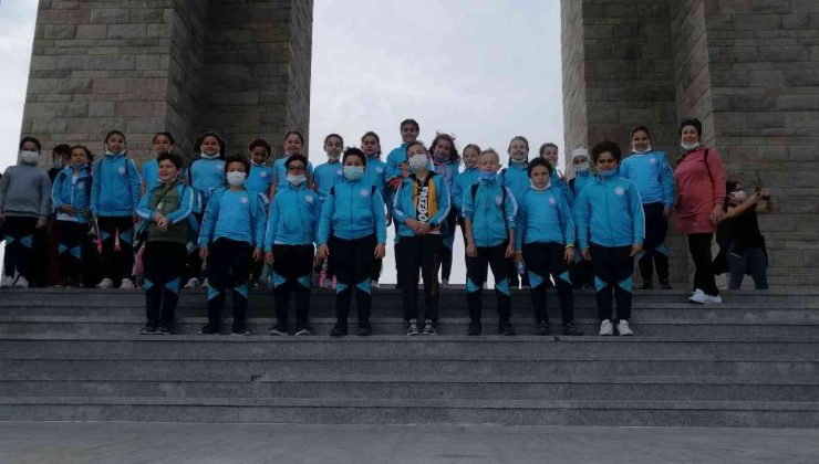 Çanlı öğrenciler Şehitler abidesini gezdi