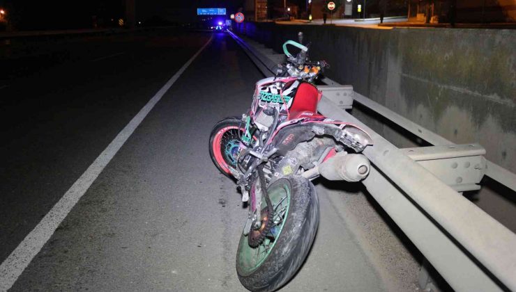 Çarptığı tıra ayağı sıkışınca 500 metre sürüklendi