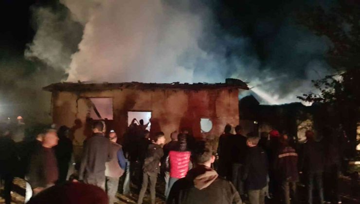 Çayırlı’da bir ev, ahır ve samanlık yanarak kül oldu