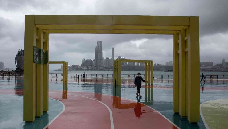 Çin’in güneyinde Kompasu tayfunu karaya vurdu