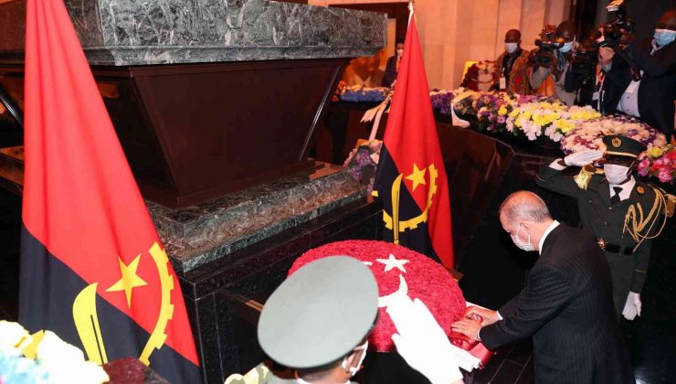 Cumhurbaşkanı Erdoğan, Angola’nın ilk Devlet Başkanı Antonio Agostinho Neto’nun anıt mezarını ziyaret etti