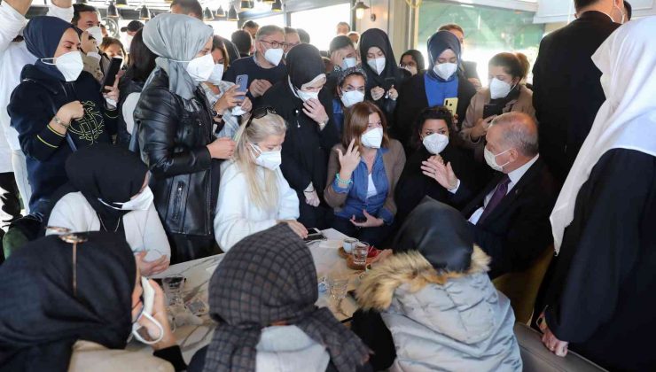 Cumhurbaşkanı Erdoğan Çengelköy’de kafede vatandaşlarla sohbet etti