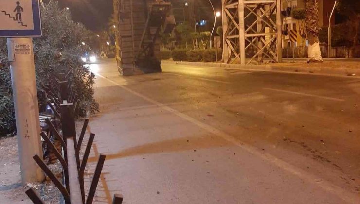 Mersin’de kamyon köprüye çarptı