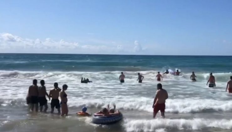 Denizde boğulma tehlikesi atlatan adamın yardımına büfe çalışanı ve iki sörfçü yetişti