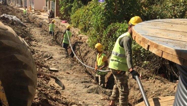 Derecik’te elektrik hatları yer altına alınıyor