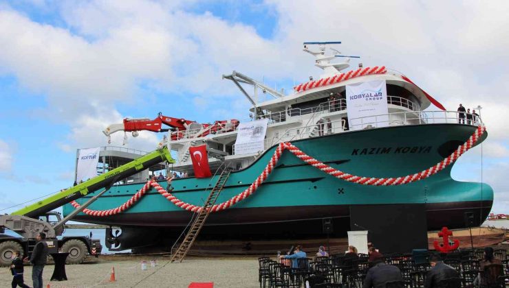 Dev balıkçı gemisi suya indirildi