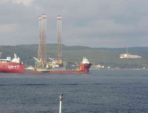 Dev platform taşıyan gemi Çanakkale Boğazı’nda