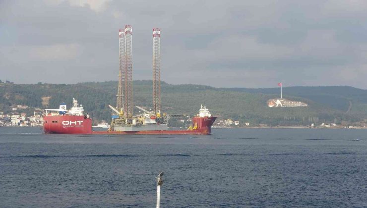 Dev platform taşıyan gemi Çanakkale Boğazı’nda
