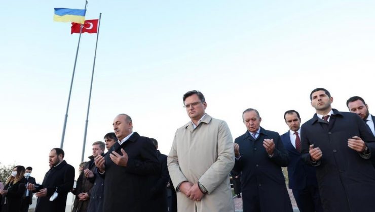 Dışişleri Bakanı Çavuşoğlu, Ukrayna’da Türk şehitliklerini ziyaret etti