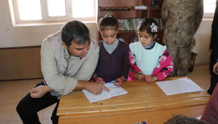 Diyadin’de öğrencilere mont dağıtıldı