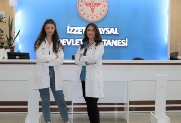 Doktor anne ve kızı korona virüse karşı birlikte mücadele ediyor