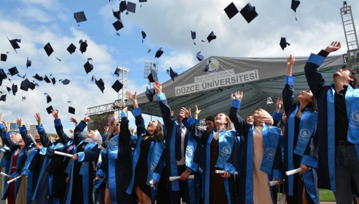 Düzce Üniversitesi’nde mezuniyet coşkusu yaşandı