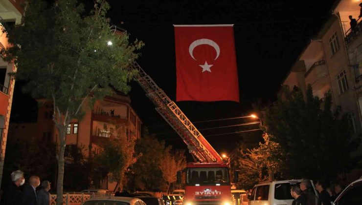 Elazığlı şehidin baba ocağına Türk bayrağı asıldı