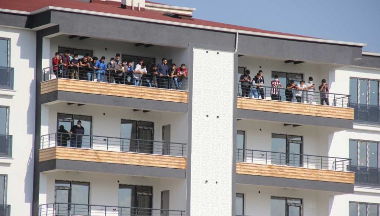 Elazığspor aşkı engel tanımıyor: İnşaatlara çıkıp maçı izlediler