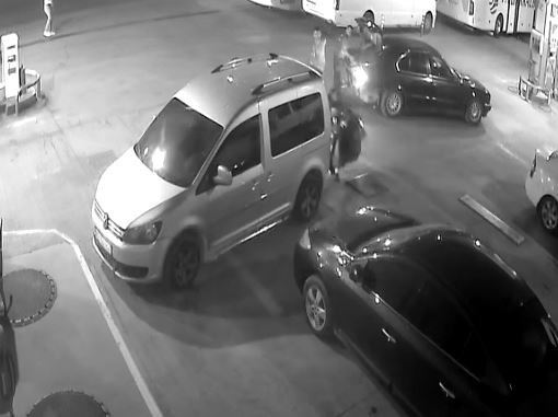 Eli ayağına dolanan bayan birkaç metre gidemeden araca tosladı