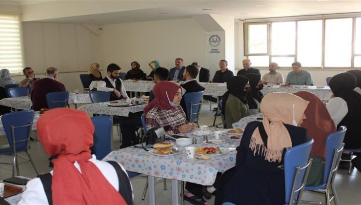 Erzincan İl Müftüsü Çakır, İlahiyat Fakültesini kazanan öğrencilerle bir araya geldi