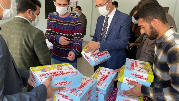 Esendere Belde Belediyesi öğrencilere kitap dağıttı