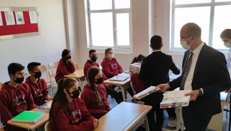 Esendere Belediyesi sınırda bulunan öğrencilere kitap hediye etti