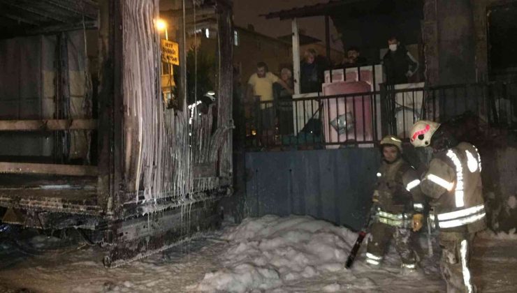 Esenyurt’ta park halindeki iki tır alev alev yandı