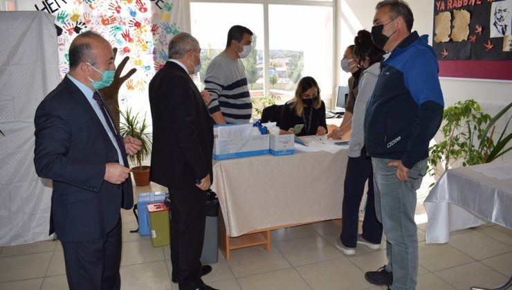 Fen lise öğrencileri okullarında Covid-19 aşısı yaptırdı