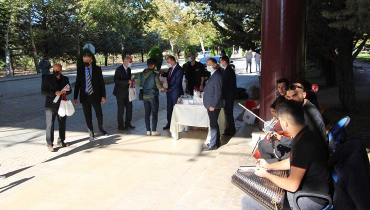 FÜ’de öğrencilere müzikli ve hediyeli karşılama