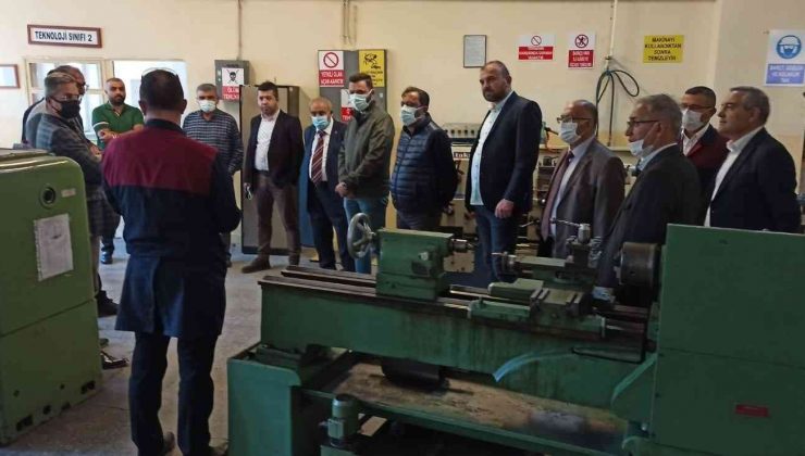 Gediz’de sanayici ve işadamlarından meslek lisesine ziyaret