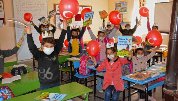 Gezici Kütüphane öğrencilerle buluştu