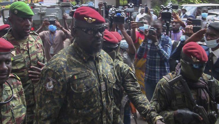 Gine’de darbeci Albay Doumbouya geçici Cumhurbaşkanı olarak yemin etti