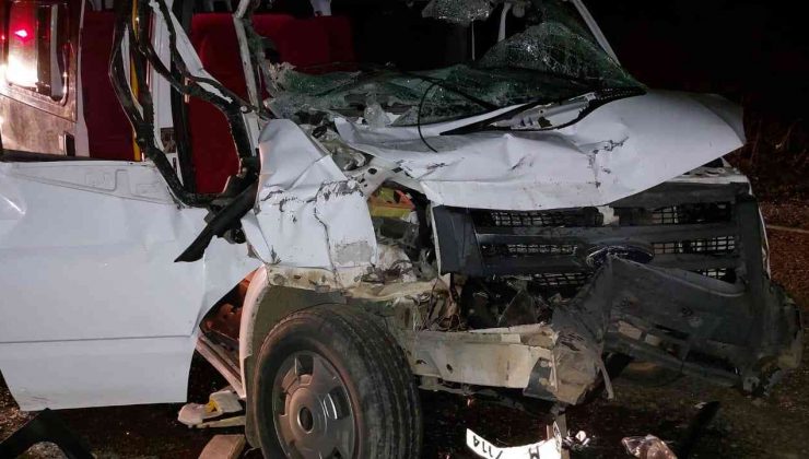 Giresun’da minibüs ile traktör çarpıştı: 3 yaralı
