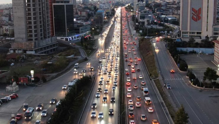 Güneşi gören İstanbullu sokağa çıktı, eve dönüşte trafik yüzde 60’ı buldu