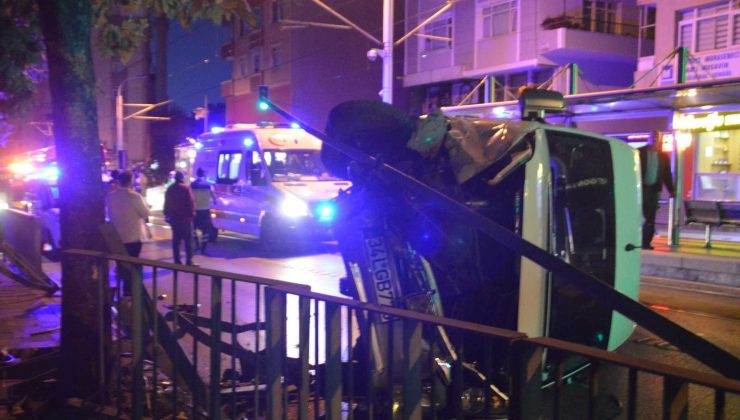 Güngören’de servis minibüsü tramvay yoluna devrildi