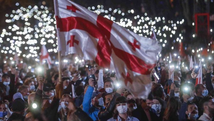 Gürcistan’da eski Cumhurbaşkanı Saakaşvili için binlerce kişi sokağa indi