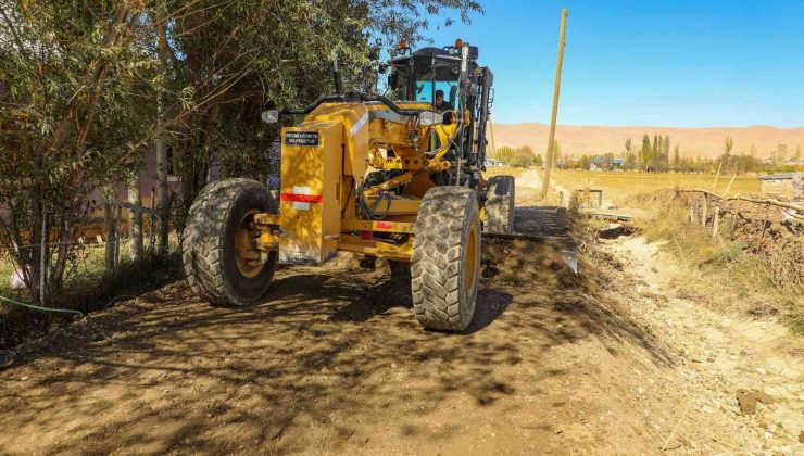 Gürpınar Belediyesinden kış öncesi kırsalda yol atağı