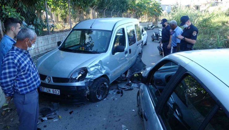 Manavgat’ta Hafif ticari araçla otomobil çarpıştı